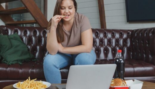 お菓子を食べすぎるとメンタルが弱る？😵🍬