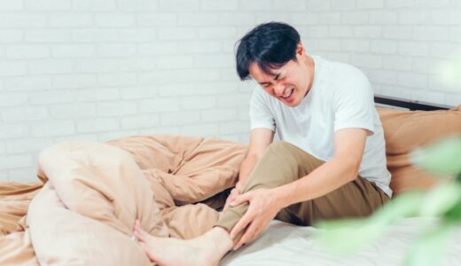寝ている時に足が攣る原因と対策 💤💥